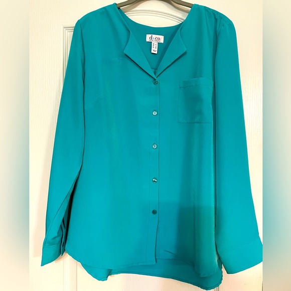 Denim and Co Solid woven wing collar button front blouse - Picture 1 of 5